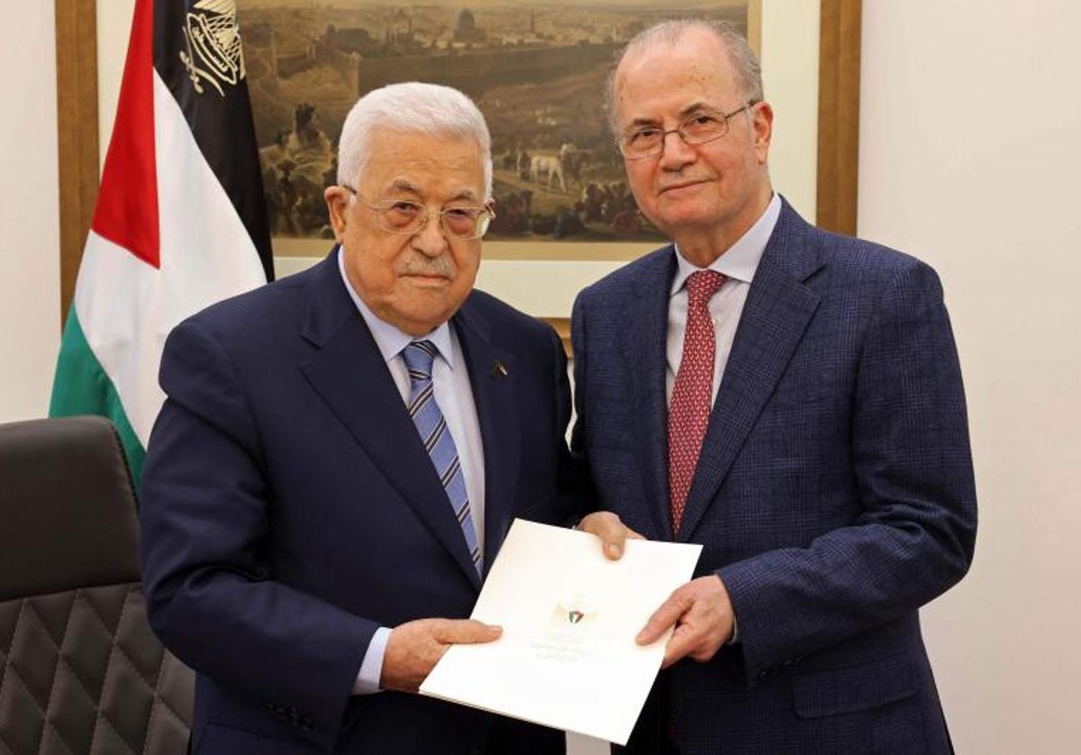 El presidente palestino, Mahmud Abbas, poseído por el primer ministro palestino, Mohammad Mustafa