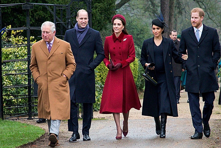 El Rey Carlos junto con el Príncipe Guillermo, Catalina Middleton, el Príncipe Harry y Meghan Markle, en una foto de de 2018