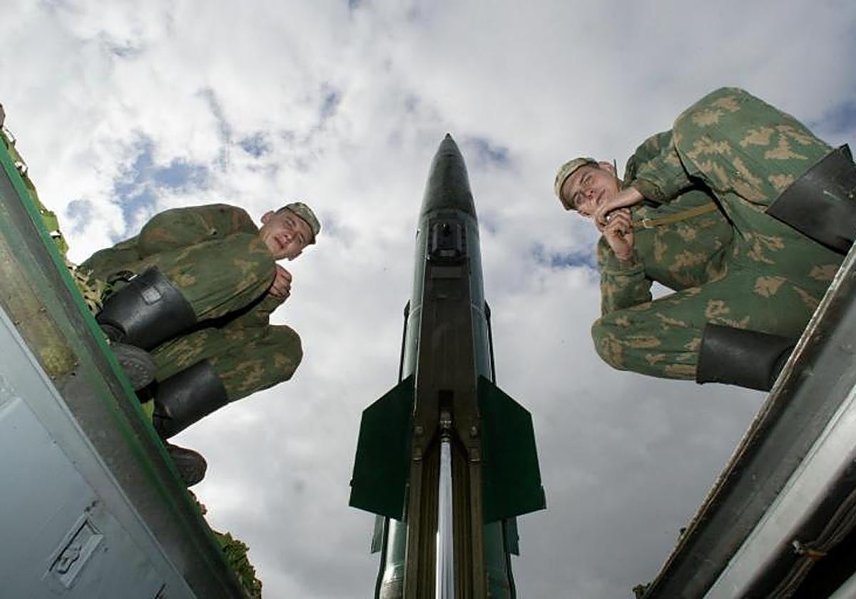 Soldados rusos junto a una de sus armas