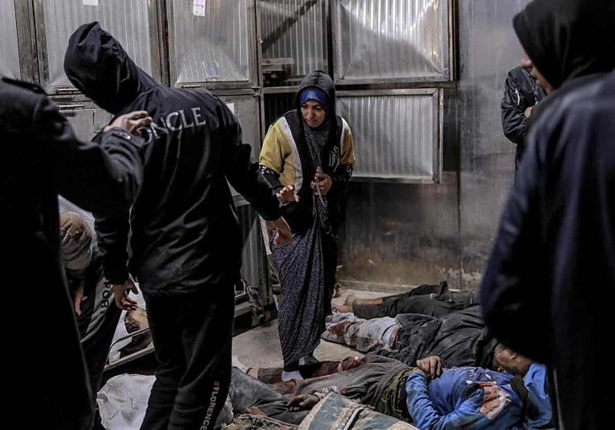 Una mujer en la morgue del hospital Al-Shifa ante cadáveres de palestinos muertos