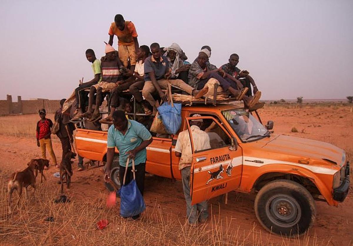 Cazadores nigerinos sentados encima de un vehículo después de un día de caza en Gasalbodi, en el campo cerca de Niamey, región de Tillaberi en Níger