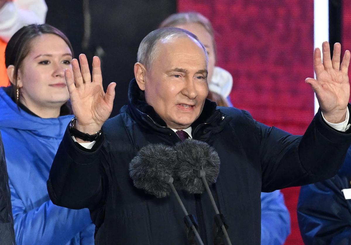 El presidente de Rusia, Vladímir Putin, se dirige a los asistentes a la celebración en la Plaza Roja de Moscú del resultado de las elecciones y del décimo aniversario de la anexión de Crimea.