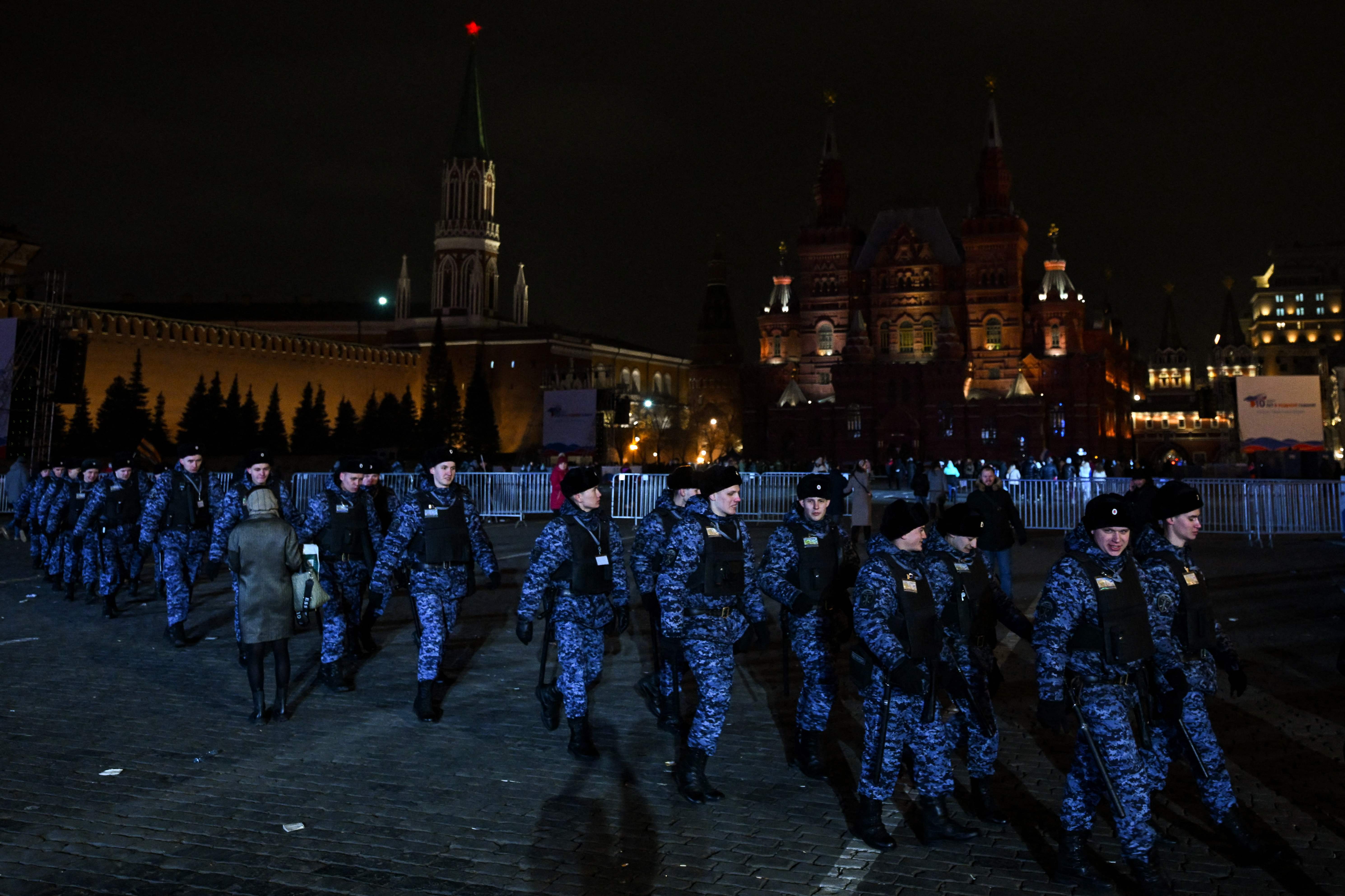 Oficiales de las Fuerzas de Seguridad abandonan la Plaza Roja de Moscú tras el acto de Putin.