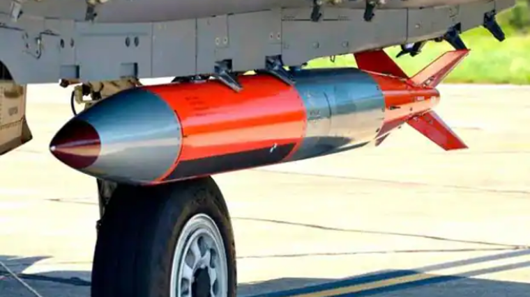 Un prototipo de la bomba B61-12 con el kit de cola guiada por GPS