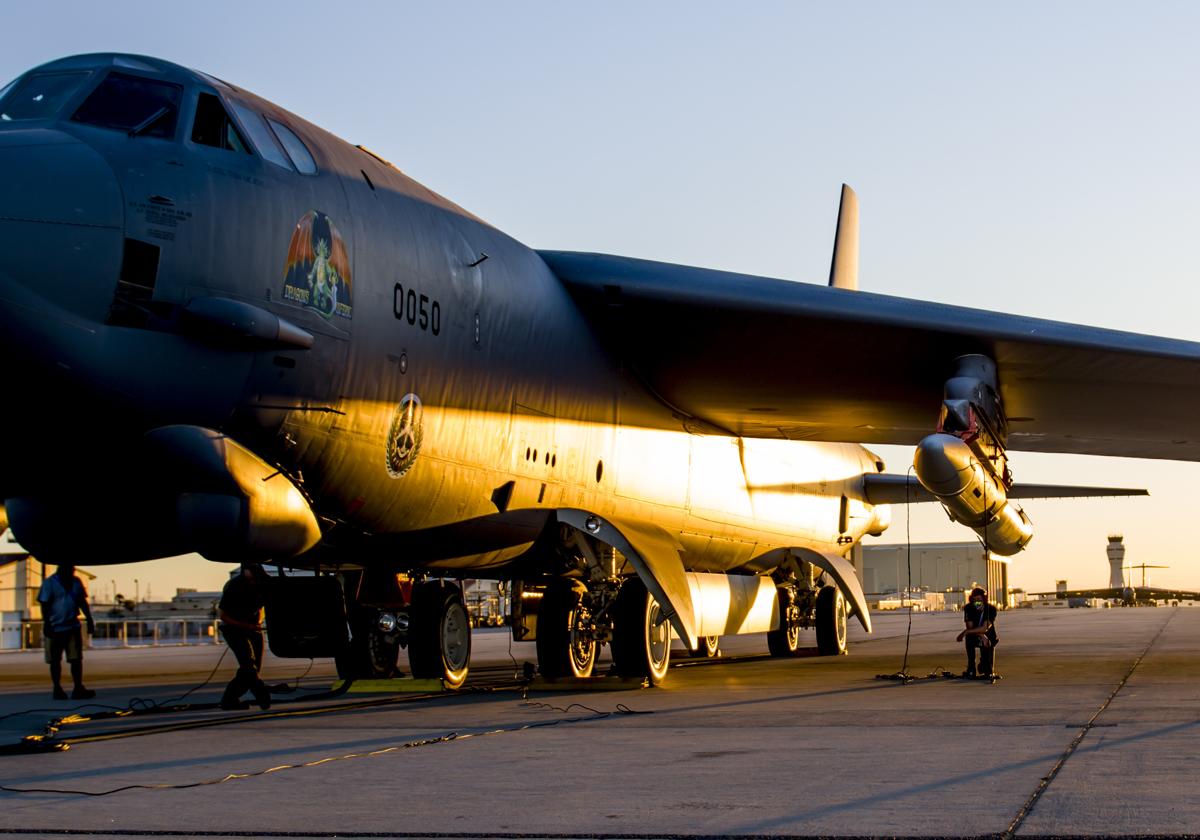Un avión B-52H con un misil de crucero hipersónico.