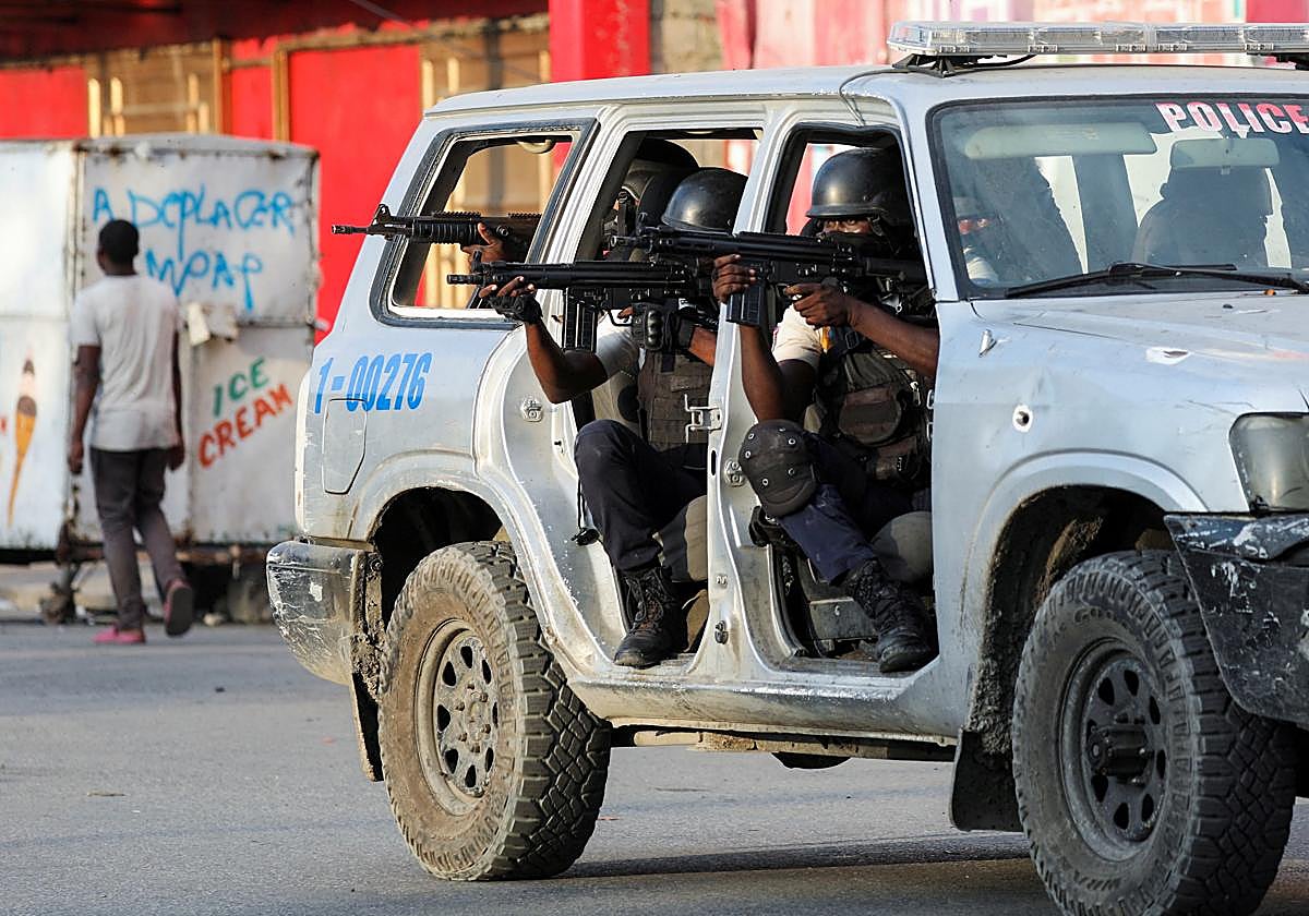 Policías participan en enfrentamiento con pandillas en Puerto Príncipe.