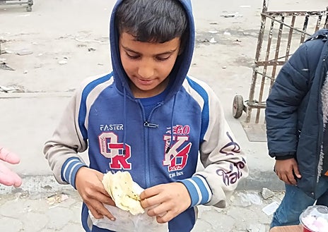 Imagen secundaria 1 - Arriba, Anas Saydi; debajo, a la izquierda, Ahmed Kafarna y Mahmoud Saed, tuvieron que dejar la escuela y buscar ingresos para ayudar a sus familias, aquellos que no las han perdido 