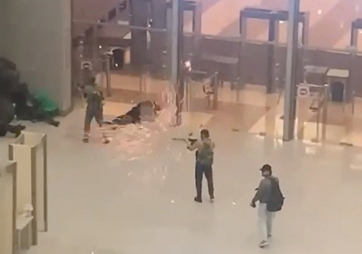 Momento en el que los atacantes dispara en el interior del Crocus City Hall