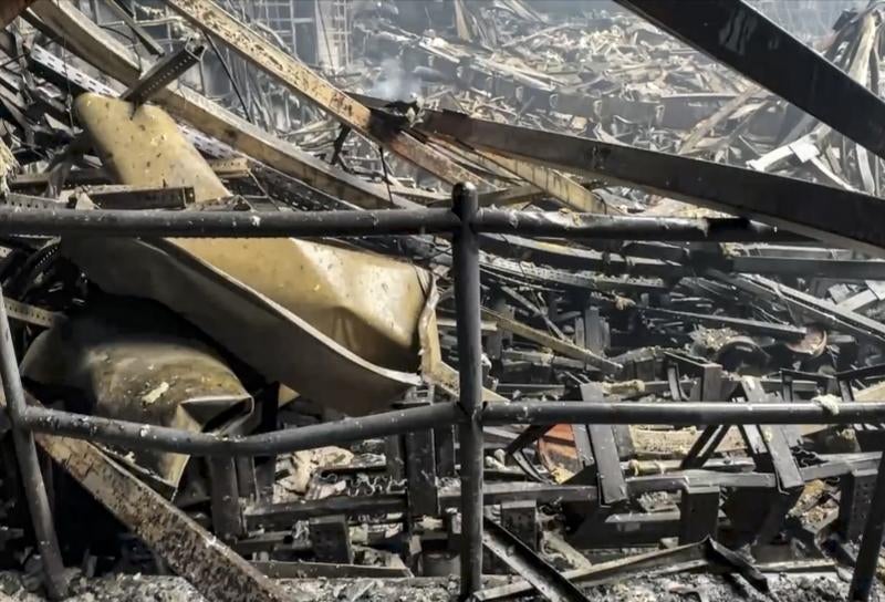 El interior del auditoria después del ataque