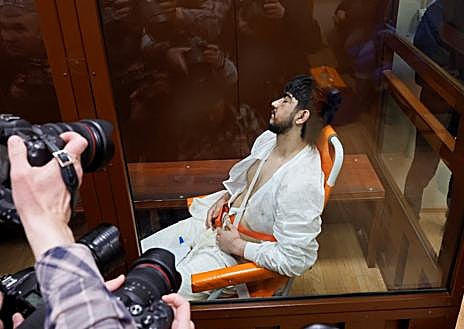 Imagen secundaria 1 - Los cuatro sospechosos de la masacre de Moscú comparecen ante la Justicia rusa con signos de violencia física