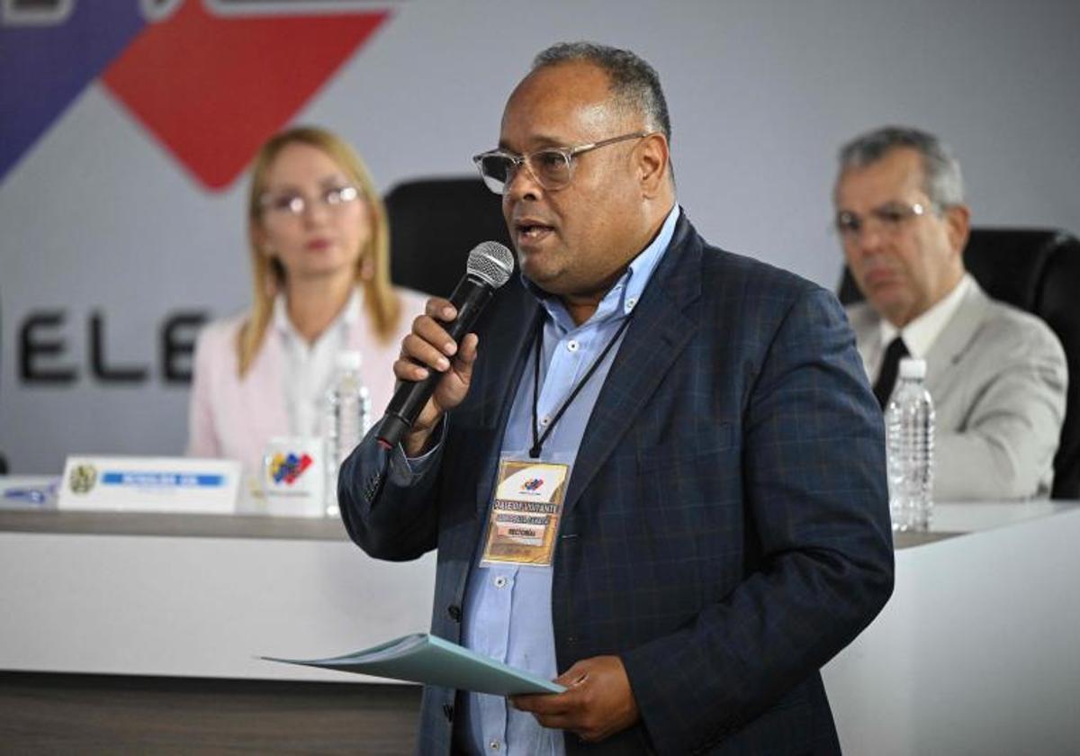 Máximo Sánchez (C), miembro del partido político «Fuerza Vecinal», presenta Plataforma Unitaria Democrática (PUD)