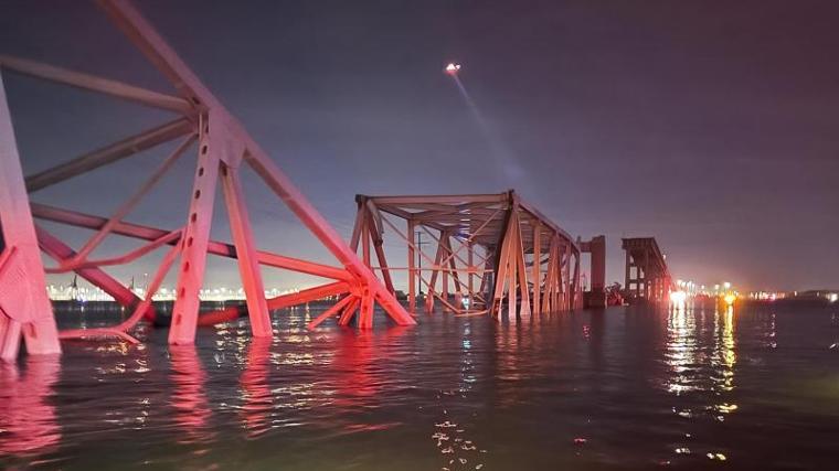Fotografía proporcionada por el Departamento de Bomberos de Baltimore de una sección colapsada del puente