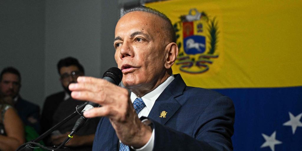 Manuel Rosales le toma la mano para negociar con la incapacitada opositora del chavismo María Corina Machado