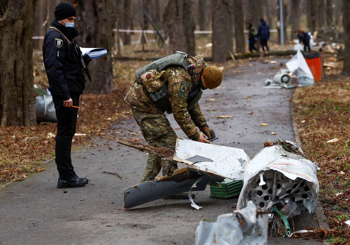 Restos de un misil ruso que cayó en Kiev el mismo día que otro sobrevoló Polonia