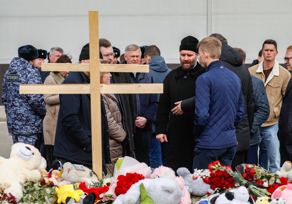 Un grupo de rusos llora cerca de la sala de conciertos Crocus City Hall, seis días después de un atentado terrorista en Krasnogorsk, a las afueras de Moscú