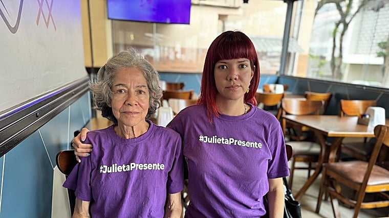 La madre y hermana de Julieta, Julia y Sophía, en Sao Paulo durante la entrevista
