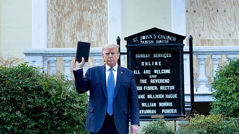 Donald Trump, sostiene una Biblia mientras visita la iglesia de San Juan, frente a la Casa Blanca, después de que la zona fuera desalojada de personas que protestaban por la muerte de George Floyd