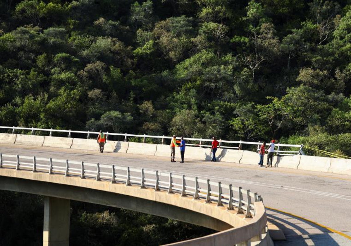 Operarios, en la zona del accidente