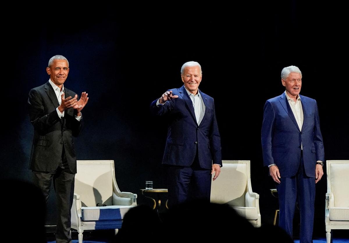 El presidente de EE.UU, Joe Biden, junto a sus antecesores Barak Obama y Bill Clinton.