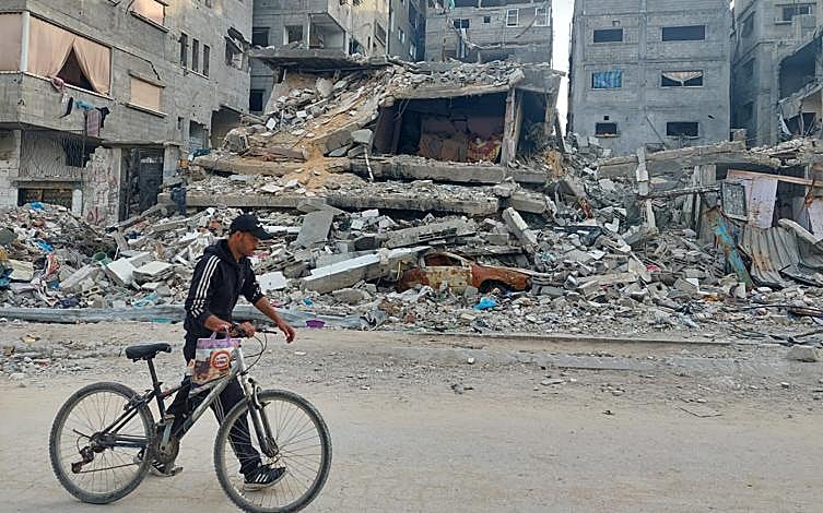 Imagen principal - Muertos y sepultados bajo los escombros de Gaza: «Es imposible sacarles»