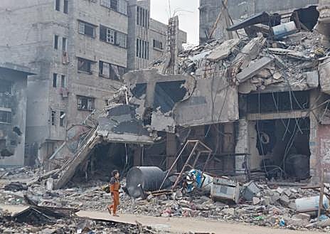 Imagen secundaria 1 - Muertos y sepultados bajo los escombros de Gaza: «Es imposible sacarles»