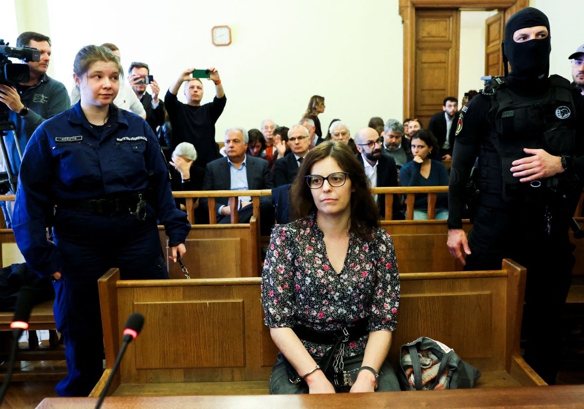 La profesora italiana Ilaria Salis, acusada de participar en un ataque antifascista contra activistas de extrema derecha, comparece ante un tribunal en Budapest