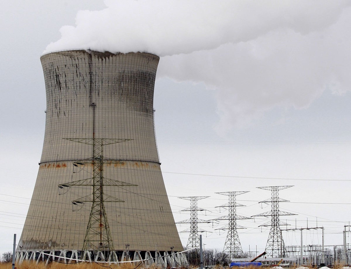 Una torre de enfriamiento de la central nuclear Davis-Beese en Ohio, EE.UU.
