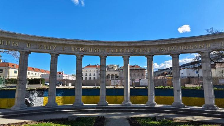 Mural dedicado a Zelenski y la bandera ucraniana en la Plaza Schwarzenberg, en Viena