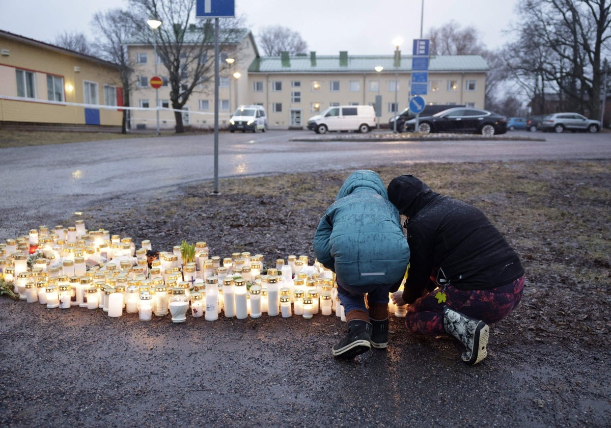 Velas en recuerdo al niño asesinado por otro menor en Helsinki, Finlandia