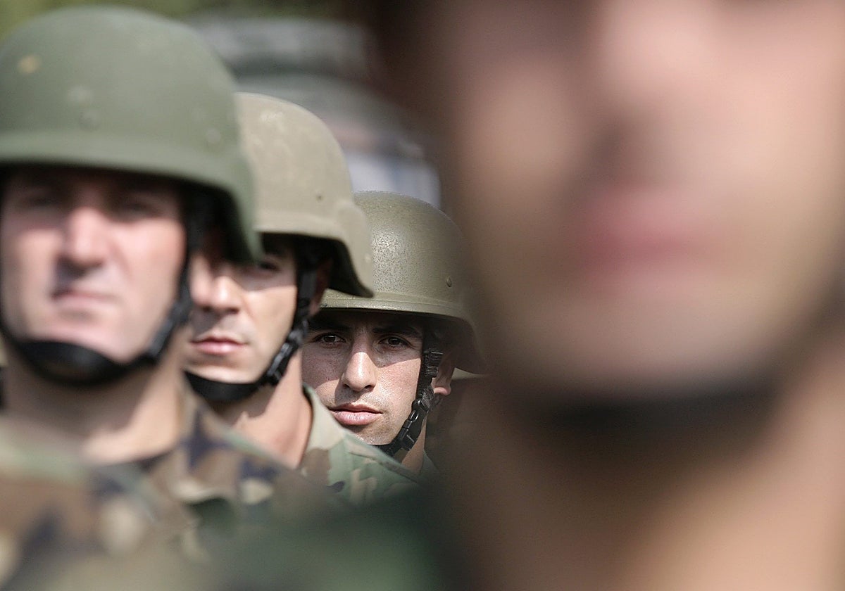 Miembros de la Fuerza de Seguridad de Kosovo hacen guardia durante una ceremonia en Pristina, durante la misión de mantenimiento de la paz de la OTAN en 2009