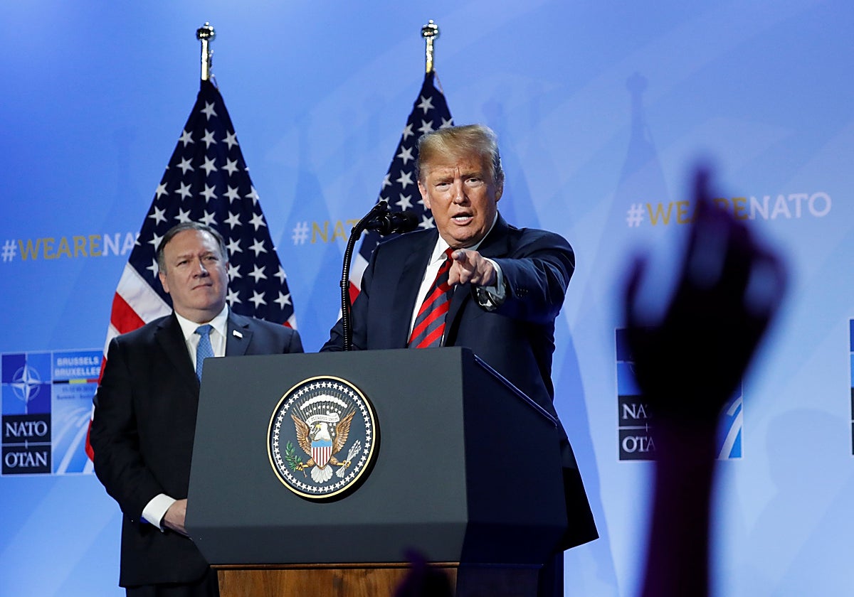 Donald Trump hace gestos mientras celebra una conferencia de prensa después de participar en la Cumbre de la OTAN en Bruselas, Bélgica, el 12 de julio de 2018