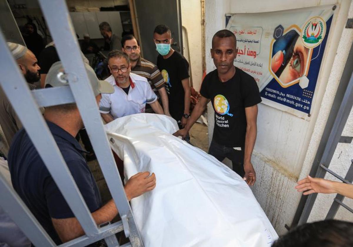 Miembros del World Central Kitchen transportan el cuerpo de uno de los cooperantes que murió en un ataque israelí