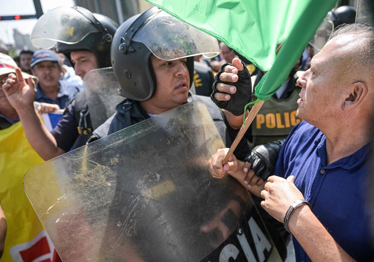 Protestas frente a la Fiscalía de Perú durante la comparecencia de Dina Boluarte