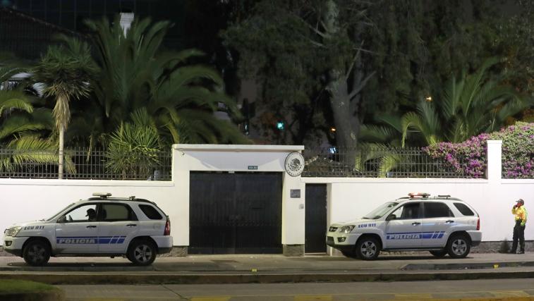 Agentes policiales y militares hacen presencia a las afueras de la Embajada de México en Quito