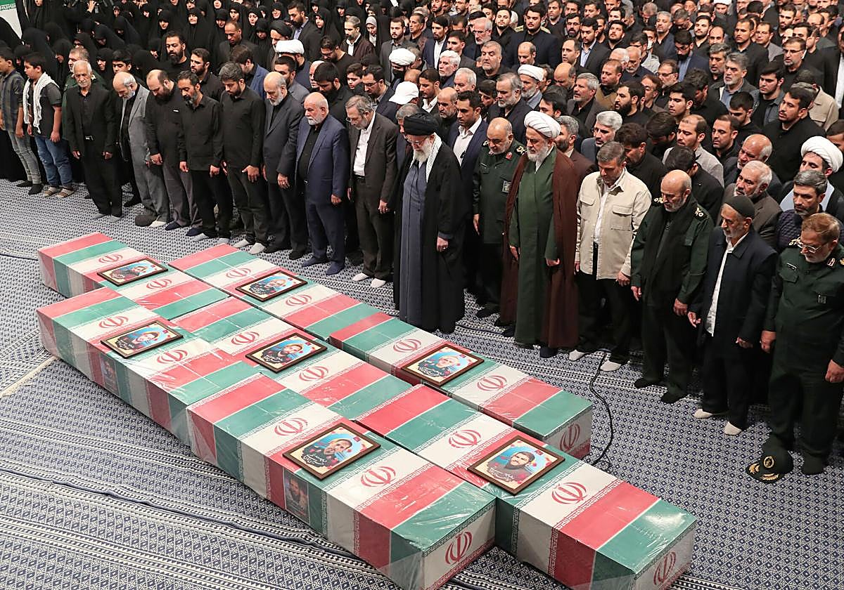 El líder supremo iraní, el ayatolá Alí Jamenei, asiste al funeral de los siete miembros del Cuerpo de la Guardia Revolucionaria