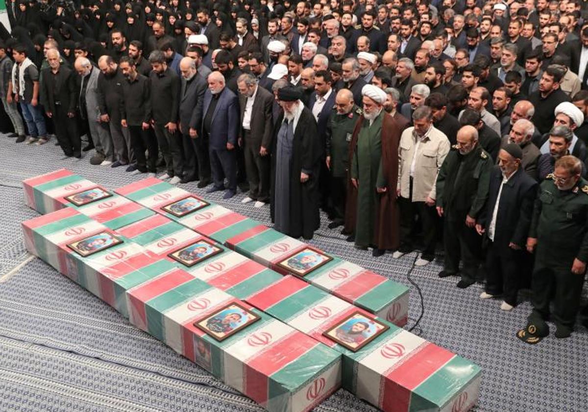 El ayatolá Alí Jamenéi rezó por los guardias revolucionarios iraníes muertos en el ataque a la embajada de Damasco el pasado 1 de abril