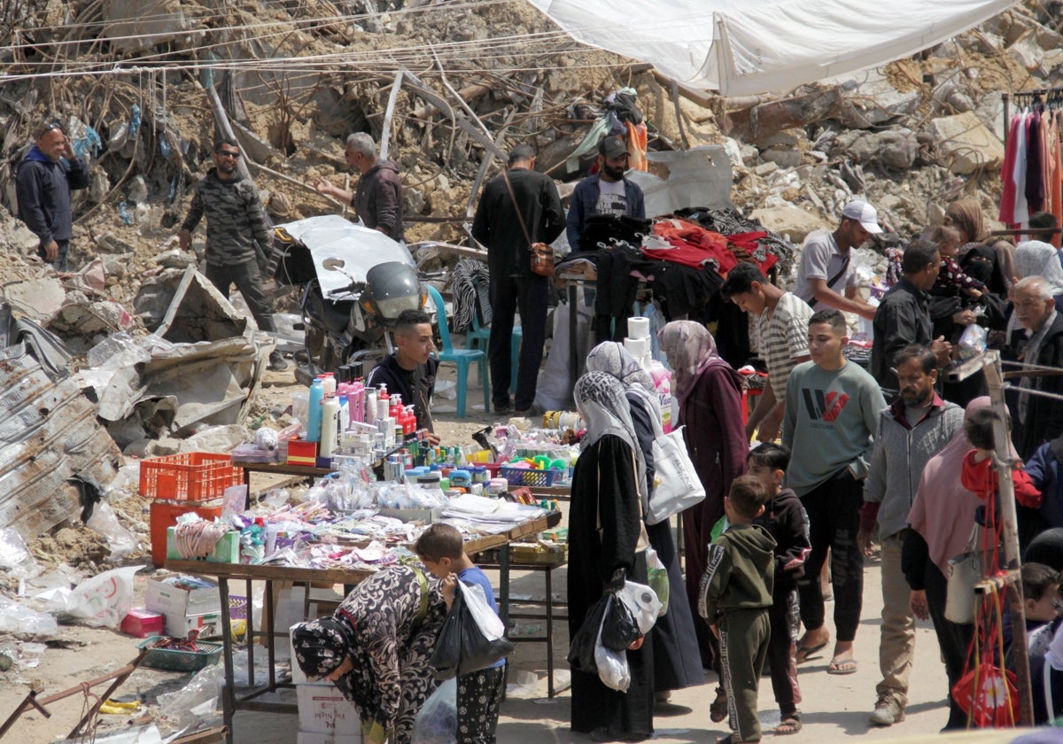 Gazatíes compran en un pequeño mercado en el norte de Gaza