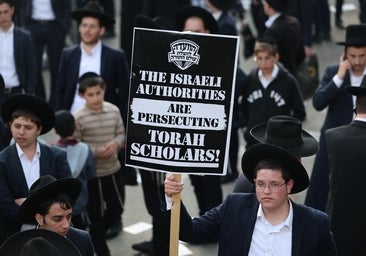 Miles de ultraortodoxos se manifiestan en Jerusalén en contra del reclutamiento