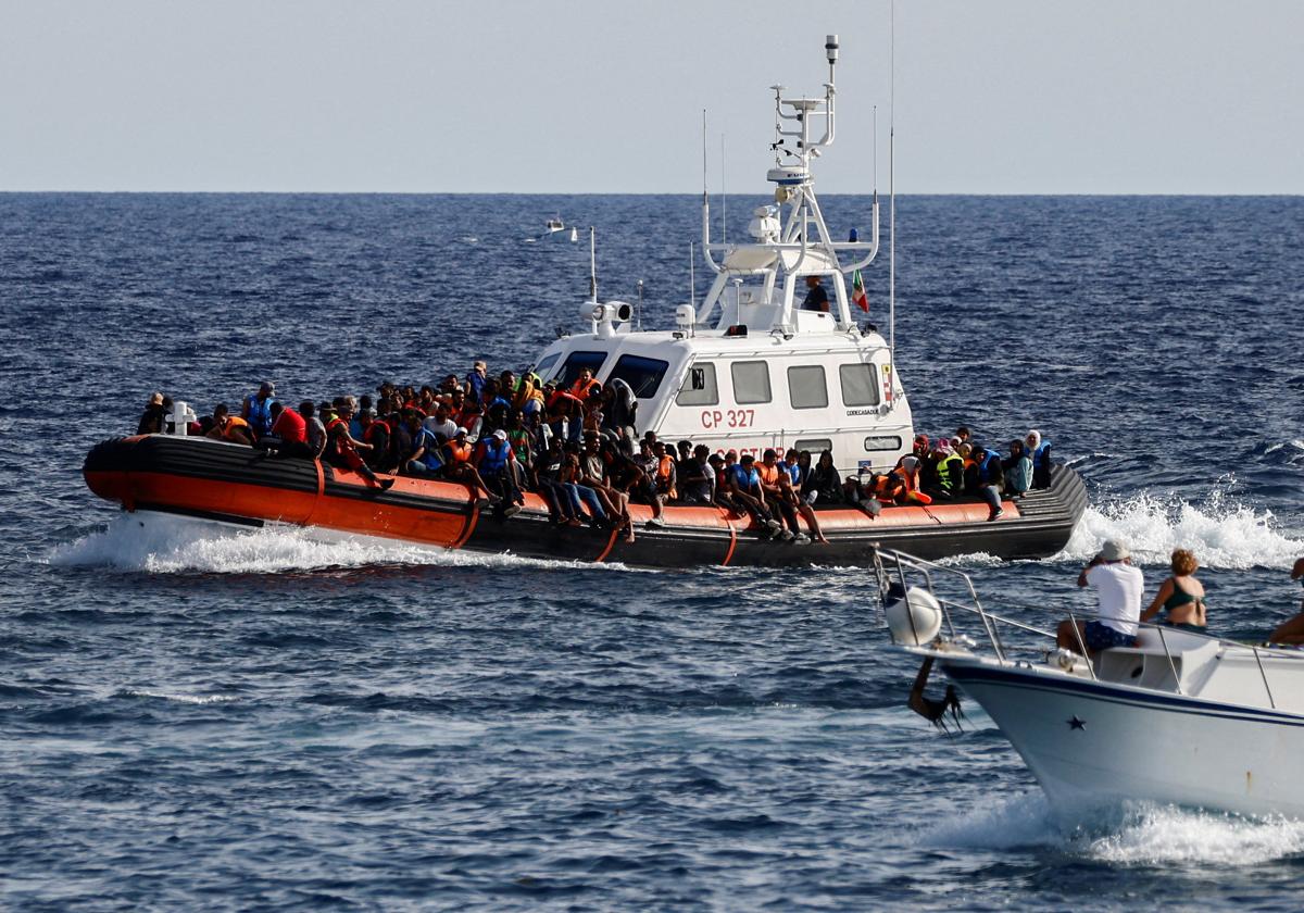 Una embarcación con inmigrantes en Lampedusa en una imagen de archivo.