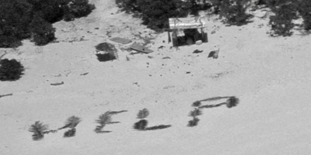 Tres marines varados en una isla desierta guían a sus rescatistas con un gigantesco mensaje pidiendo ayuda.