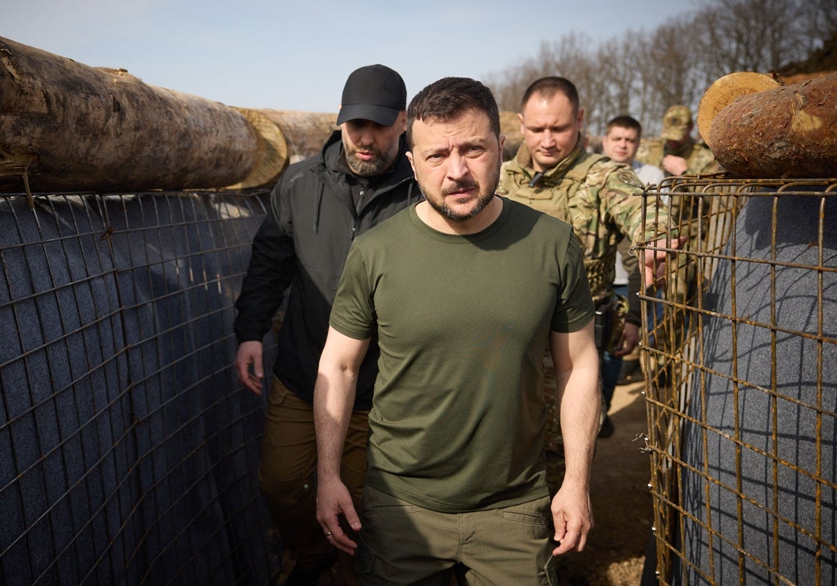 Volodimir Zelenski, visitando el sitio de construcción de una línea de defensa en la región de Jarkov