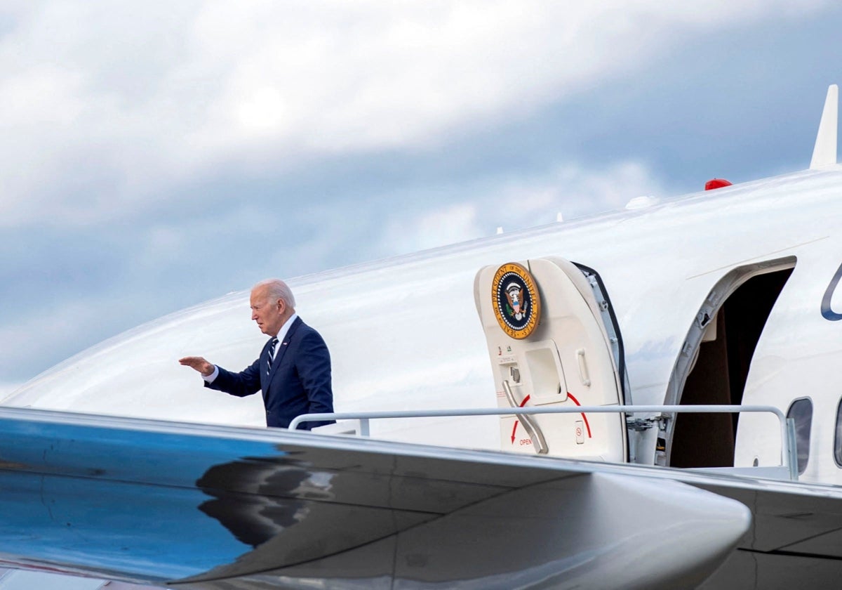 Joe Biden saluda mientras aborda el Air Force One