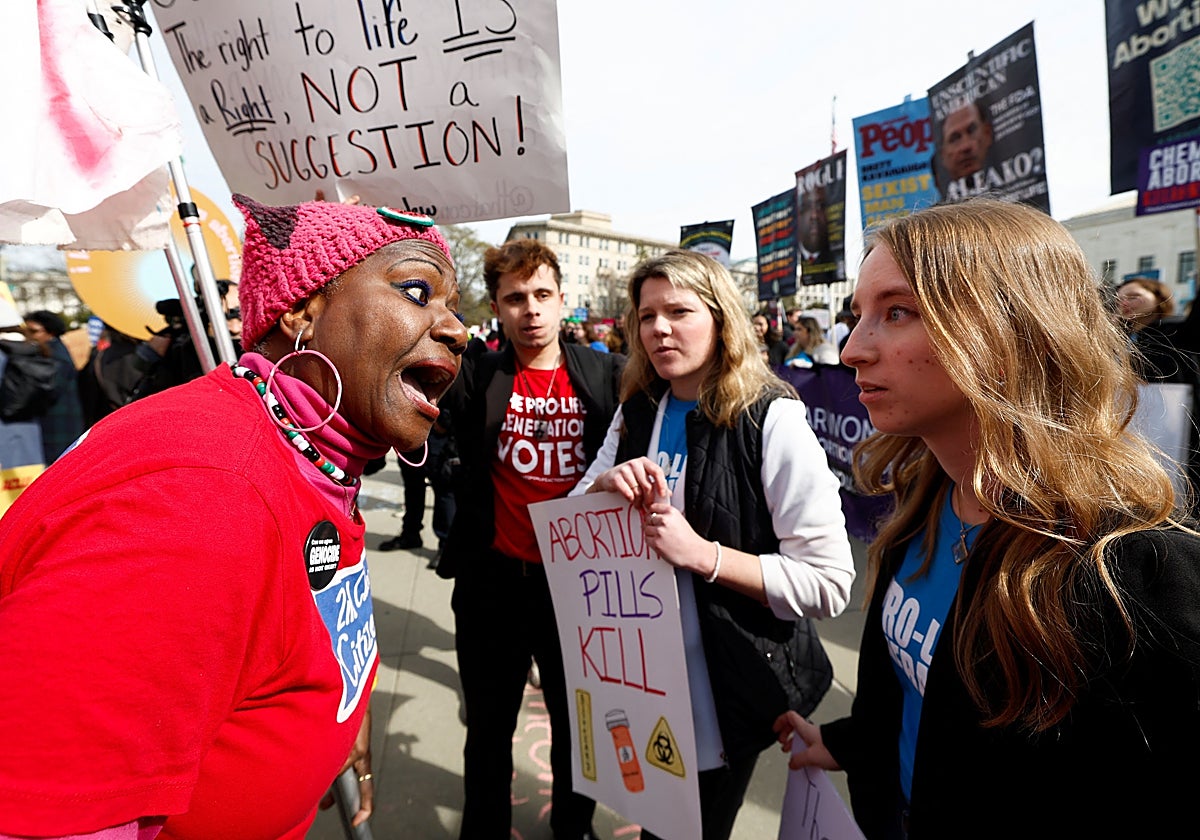 Manifestantes pro y antiaborto discuten fuera de la Corte Suprema de Estados Unidos