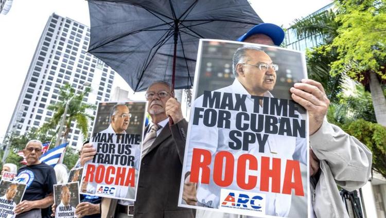 Sentencian a 15 años al exembajador de EE.UU. Víctor Rocha por el caso de espionaje para Cuba