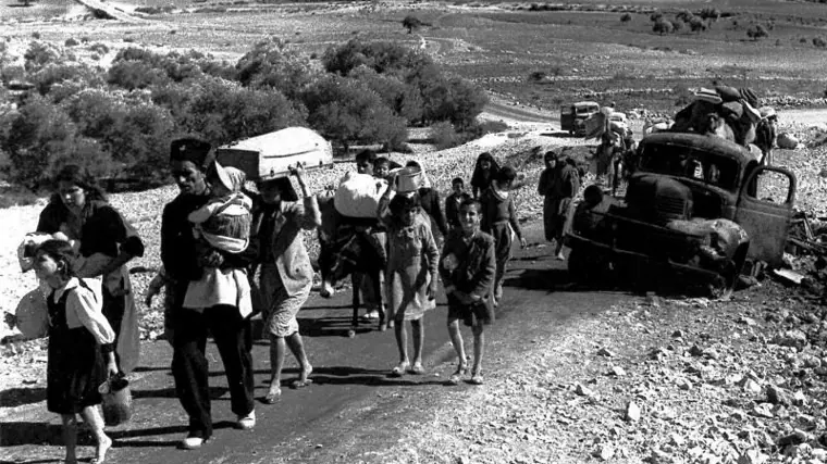 Refugiados palestinos se dirigen al Líbano, tras el estallido de la guerra de 1948