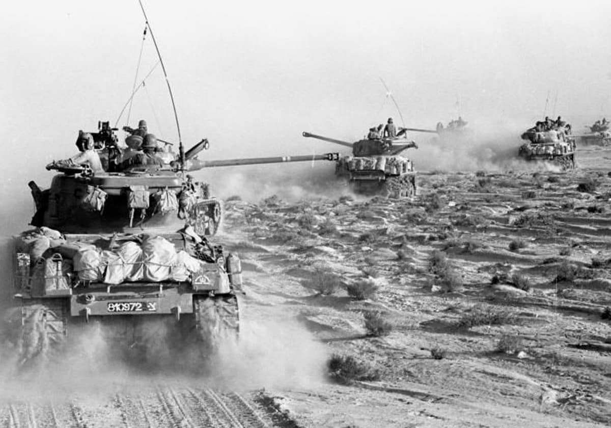 Tanques israelíes avanzan hacia posiciones egipcias en la península del Sinai, en la Guerra de los Seis Días