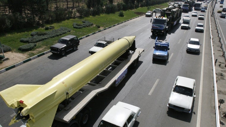 El misil Shahab 2 de la Guardia Revolucionaria de Irán es transportado en un camión por la autopista del Golfo Pérsico después de un desfile militar