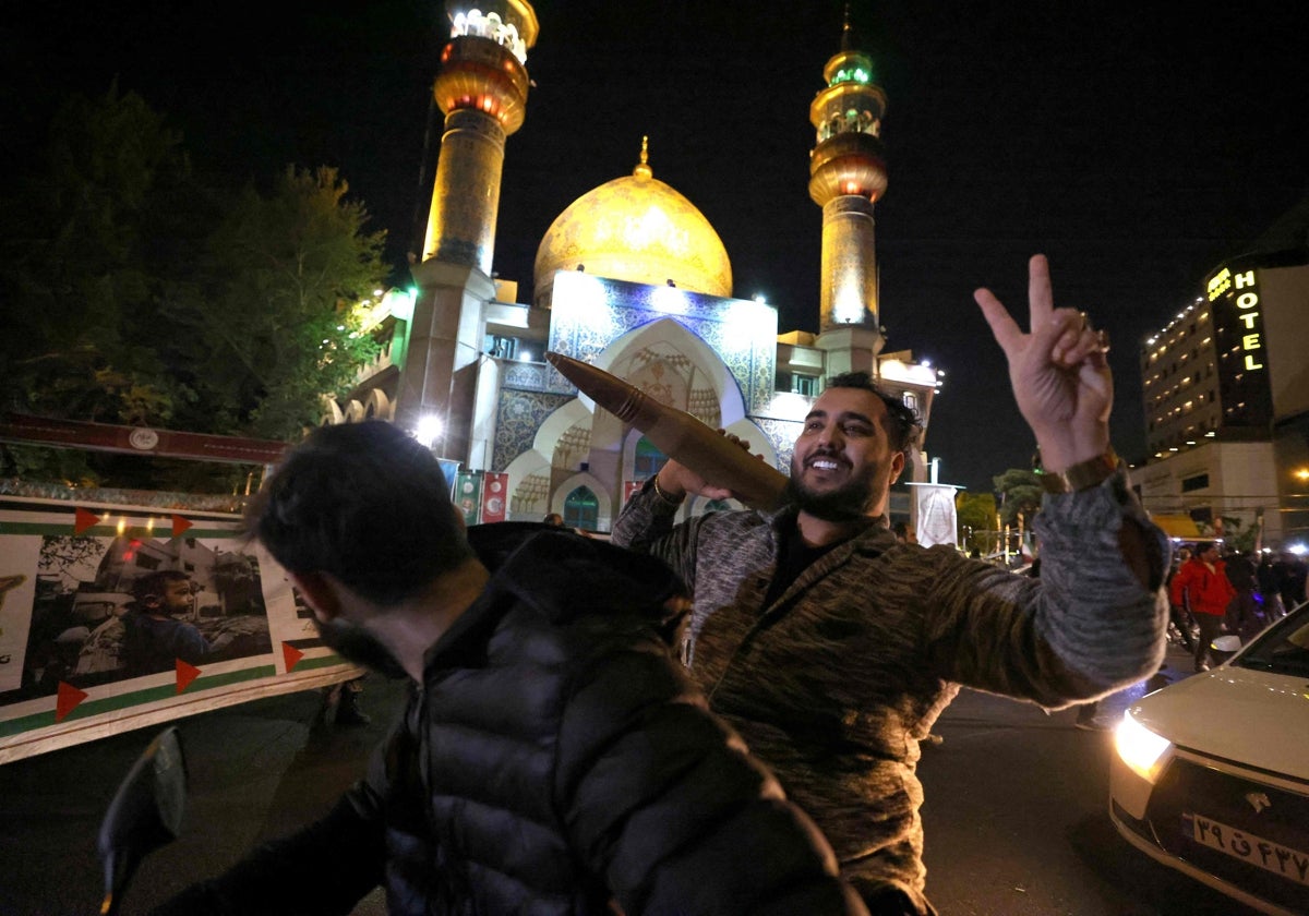 Manifestantes se reúnen en la Plaza Palestina en Teherán, después de que Irán lanzara un ataque contra Israel