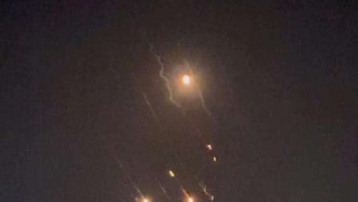 Se ven objetos en el cielo de Ammán después de que Irán lanzara drones hacia Israel, en Amán