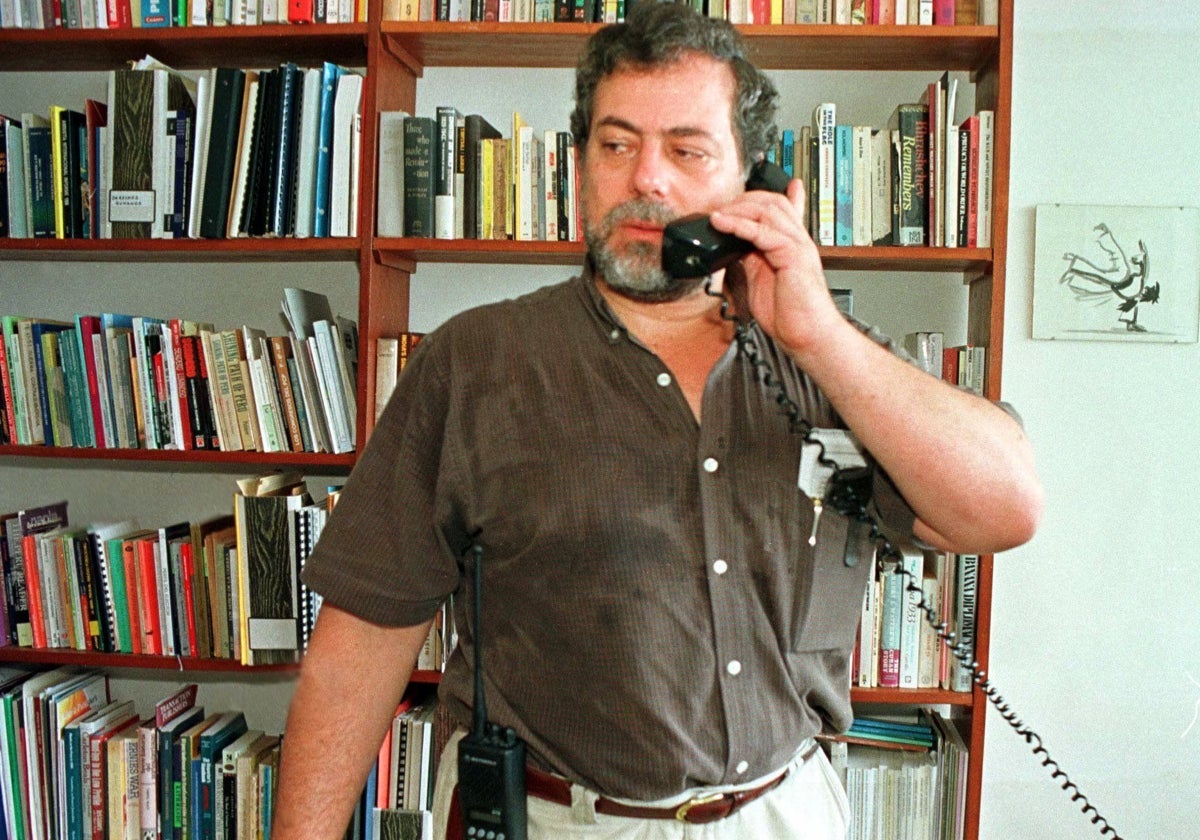 El periodista Gustavo Gorriti en una fotografía tomada a finales de los años noventa